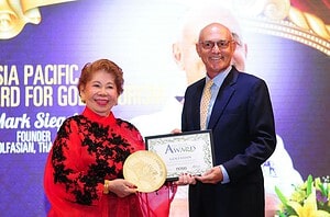 Mark Siegel reçoit le prix Asia Pacific Golf Tourism Pioneer Award lors des Asian Golf Awards 2016