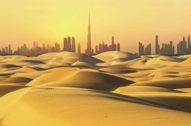 Ligne d'horizon de Dubaï dans le désert au coucher du soleil