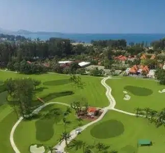 un terrain de golf avec un chemin et des arbres